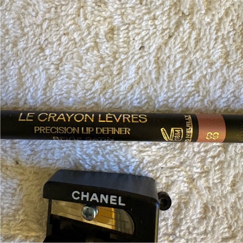 CHANEL Le Crayon Lèvres Lip Definer 89 “Beige Satin lipliner discontinued Shade